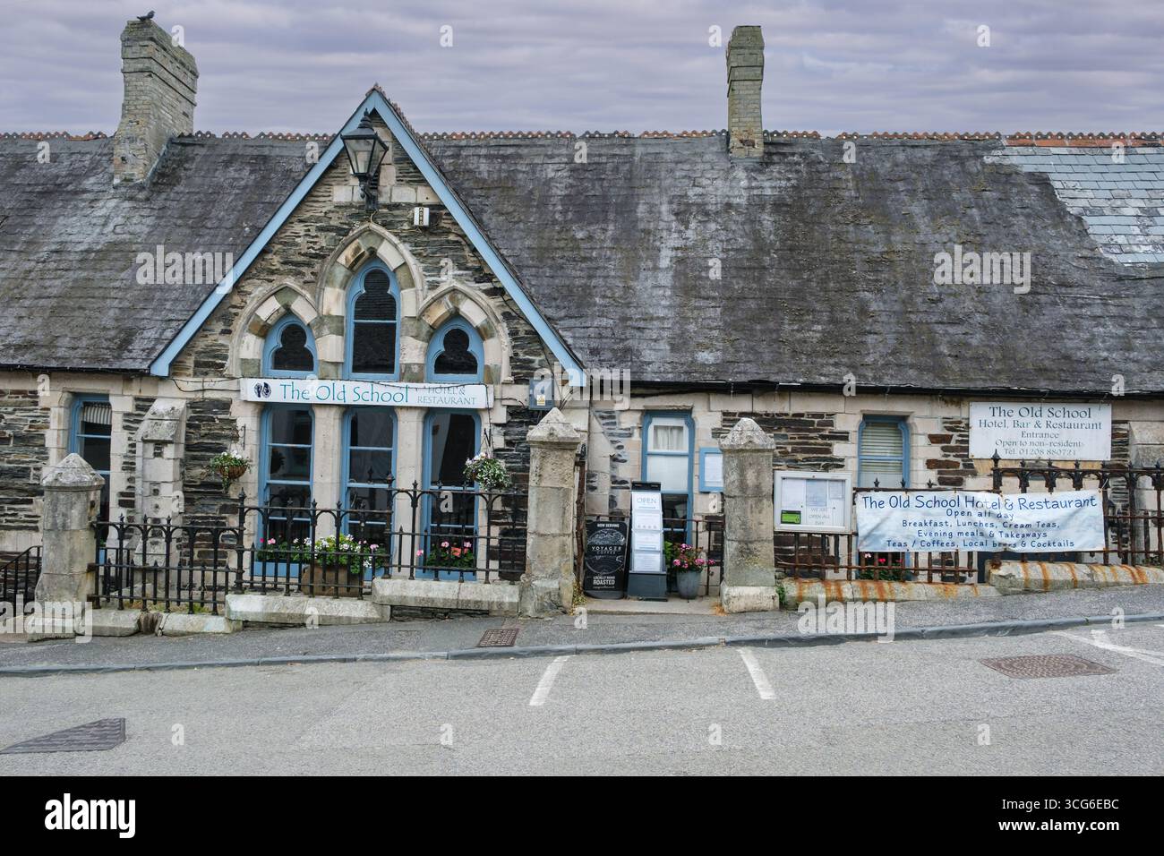 Port Isaac, Cornovaglia, Inghilterra, Regno Unito. The Old School Hotel and Restaurant. Foto Stock