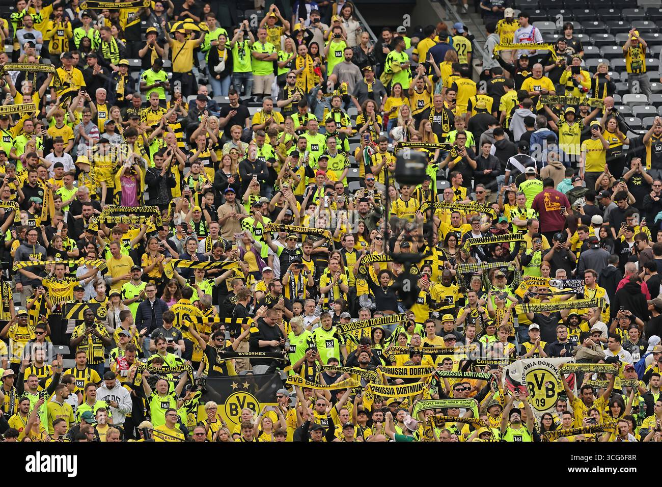 East Rutherford, Stati Uniti. 17 giugno 2025. Tifosi del Borussia Dortmund durante la partita tra Fluminense e Borussia Dortmund, per il primo turno del gruppo F per la Coppa del mondo per club FIFA 2025, al MetLife Stadium di East Rutherford, Stati Uniti, il 17 giugno 2025. Foto: Heuler Andrey/DiaEsportivo/Alamy Live News crediti: DiaEsportivo/Alamy Live News Foto Stock