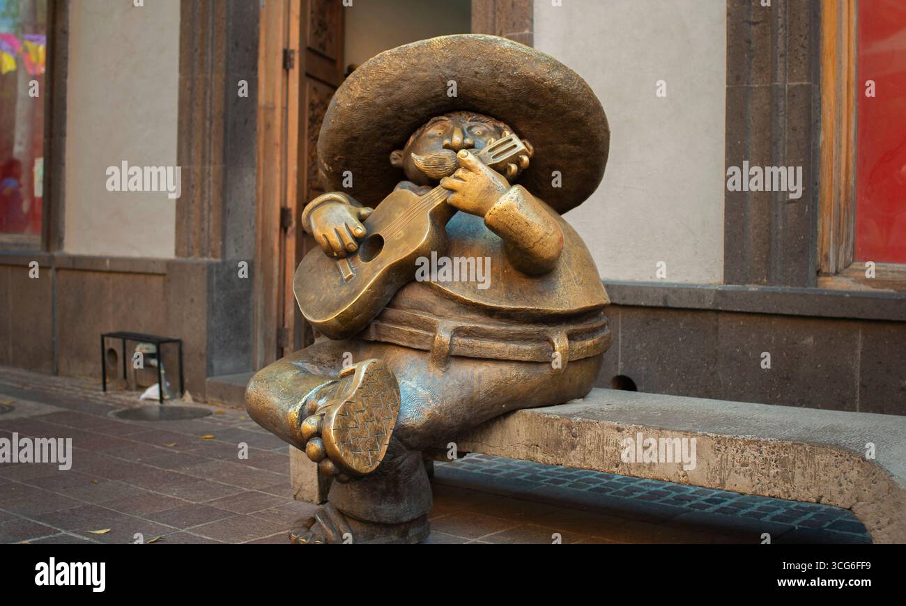 Tlaquepaque Jalisco Messico 11 11 2024. Foto editoriale di una scultura mariachi a grandezza naturale di Rodo Padilla su una panchina, che rappresenta l'arte popolare messicana, cu Foto Stock