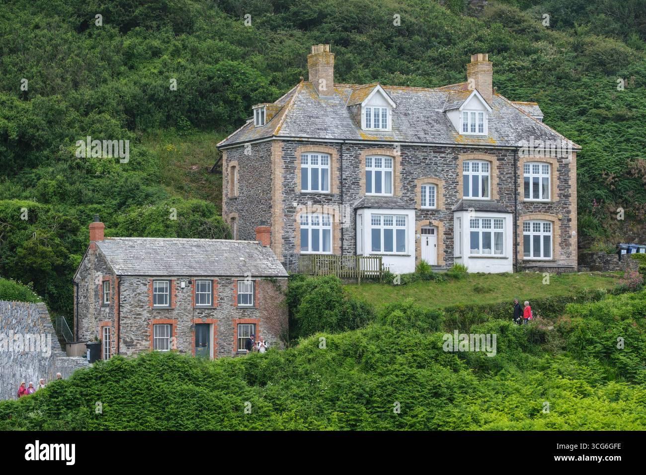 Port Isaac, Cornovaglia, Inghilterra, Regno Unito Casa del Dottor Martin (in basso a sinistra) nella serie TV "Doc Martin". Foto Stock