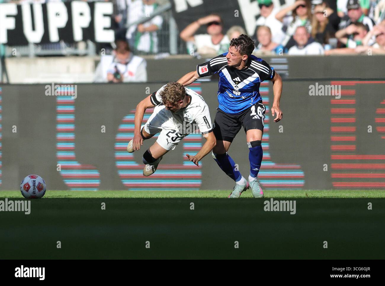 Firo: 24 agosto 2025, calcio: 1.Bundesliga VfL Borussia Monchengladbach - HSV Amburgo Amburgo HSV Amburgo Amburgo Amburgo (LR) Robin Hack di VfL Borussia Monchengladbach e #HH16# . Foto Stock