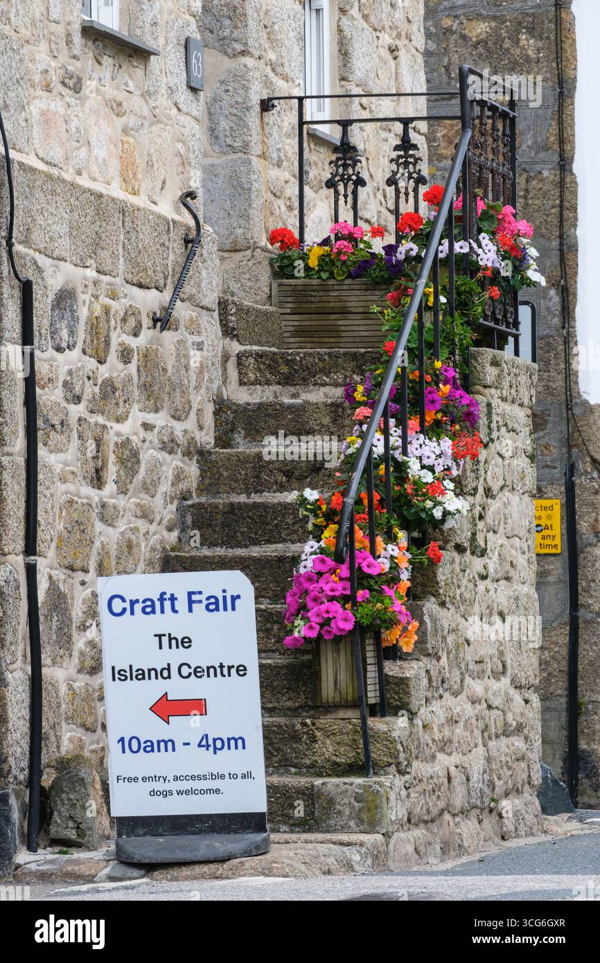 St. Ives, Cornovaglia, Inghilterra, cartello della fiera dell'artigianato del Regno Unito, scalinata con pavimento in fiore. Foto Stock