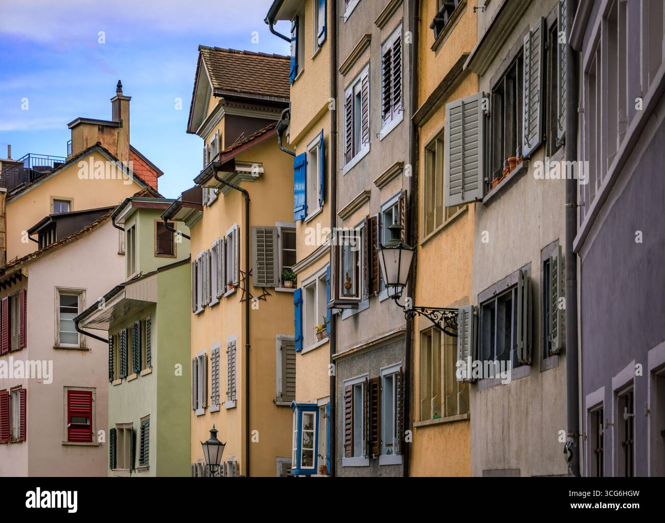 Una strada pittoresca nel centro storico, fiancheggiata da edifici classici, architettura tradizionale, persiane in legno ad Altstadt, Zurigo, Svizzera Foto Stock