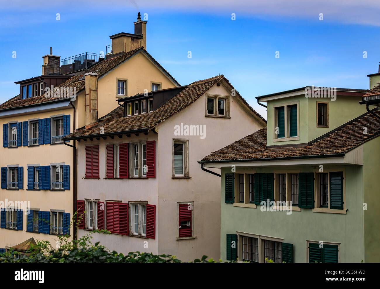 Una strada pittoresca nel centro storico, fiancheggiata da edifici classici, architettura tradizionale, persiane in legno ad Altstadt, Zurigo, Svizzera Foto Stock