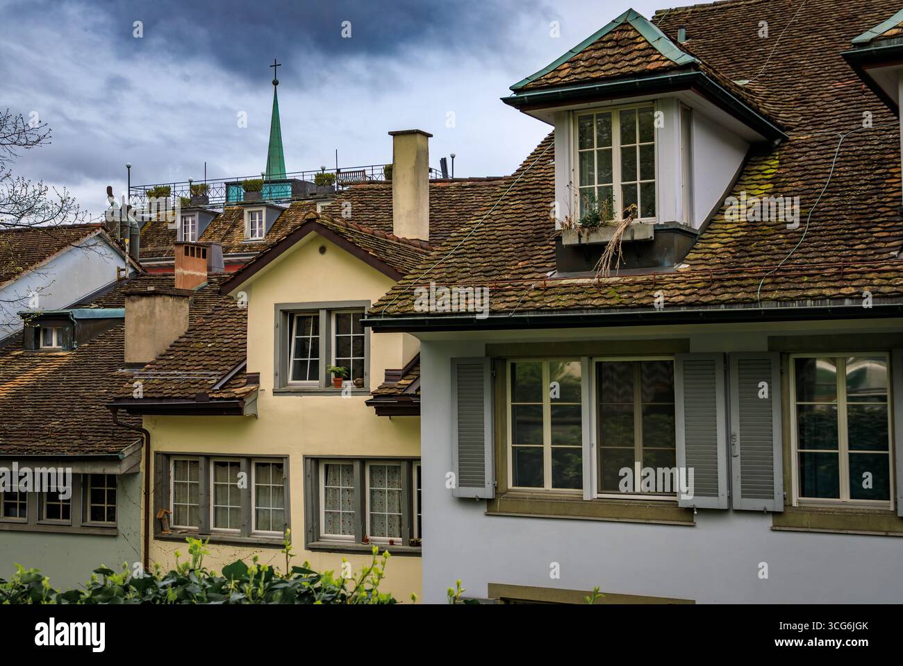 Una strada pittoresca nel centro storico, fiancheggiata da edifici classici, architettura tradizionale, persiane in legno ad Altstadt, Zurigo, Svizzera Foto Stock