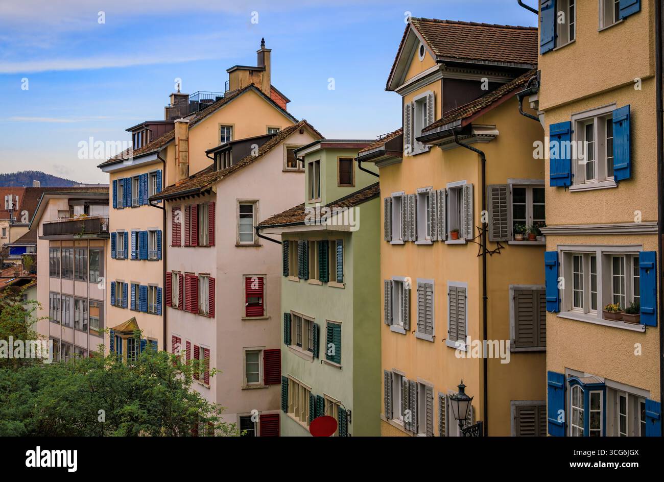 Una strada pittoresca nel centro storico, fiancheggiata da edifici classici, architettura tradizionale, persiane in legno ad Altstadt, Zurigo, Svizzera Foto Stock