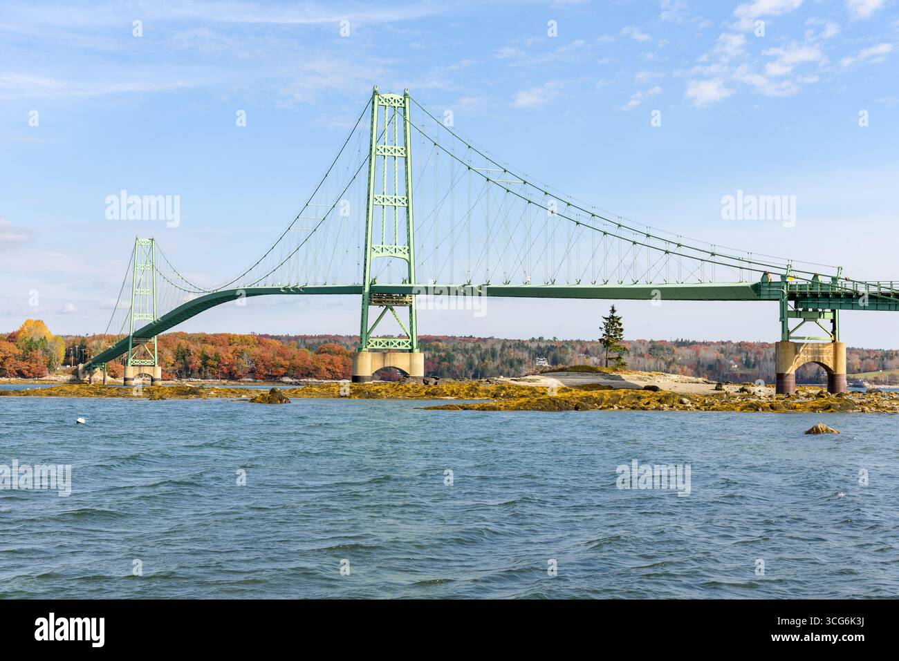 Vista di un ponte stradale sospeso in acciaio su uno stretto in una limpida giornata autunnale Foto Stock