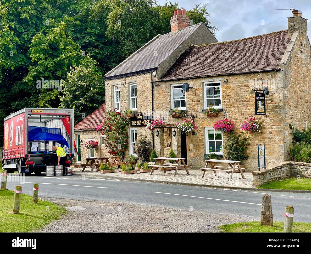 Il pub Bay Horse a Ravensworth, North Yorkshire, è una tradizionale locanda inglese costruita in pietra, simbolo della vita cittadina e dell'ospitalità rurale Foto Stock