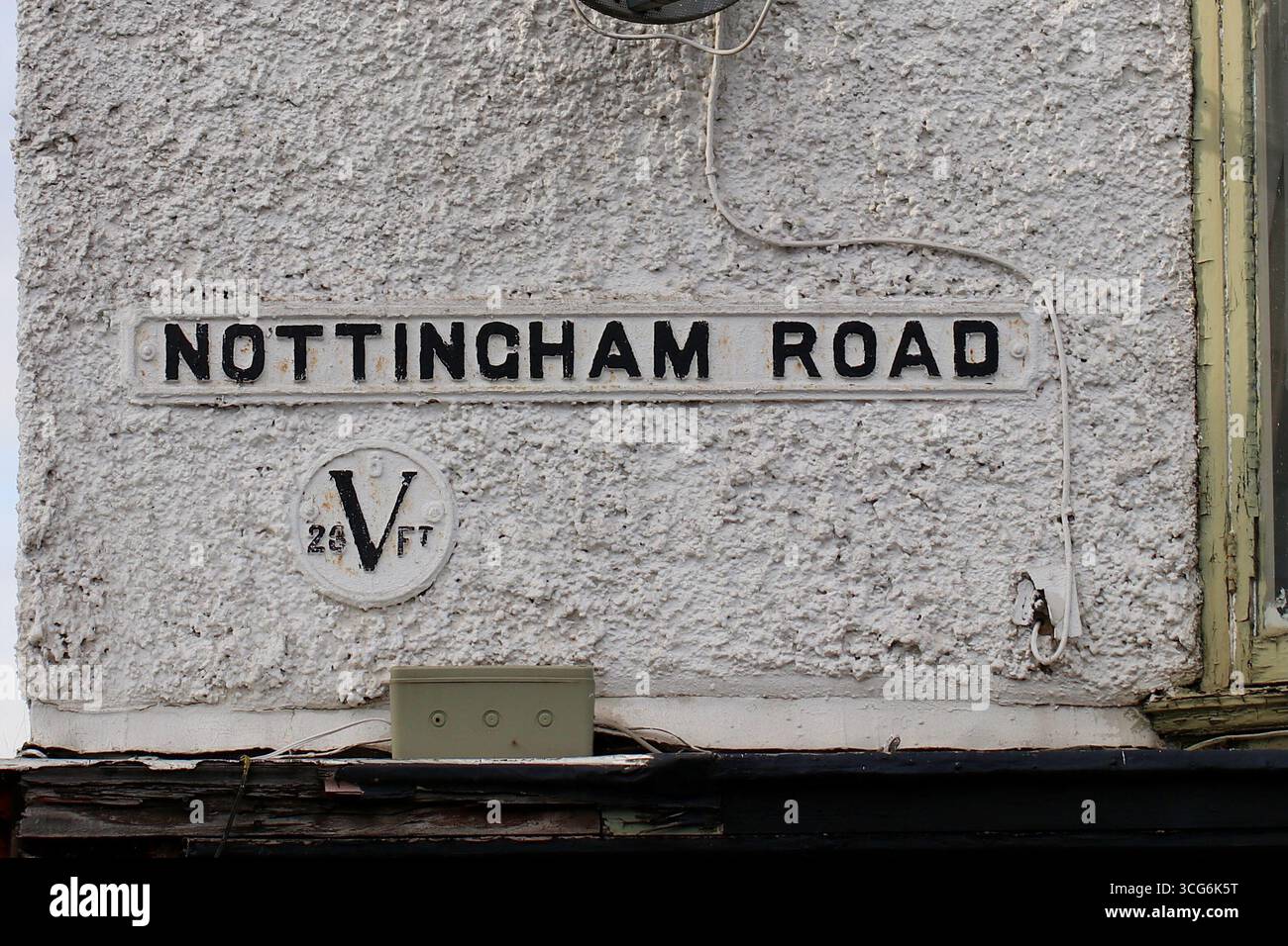 Cartello vintage Nottingham Road sul muro dell'edificio con il contrassegno storico del livello dell'acqua in ghisa, Inghilterra, Regno Unito Foto Stock