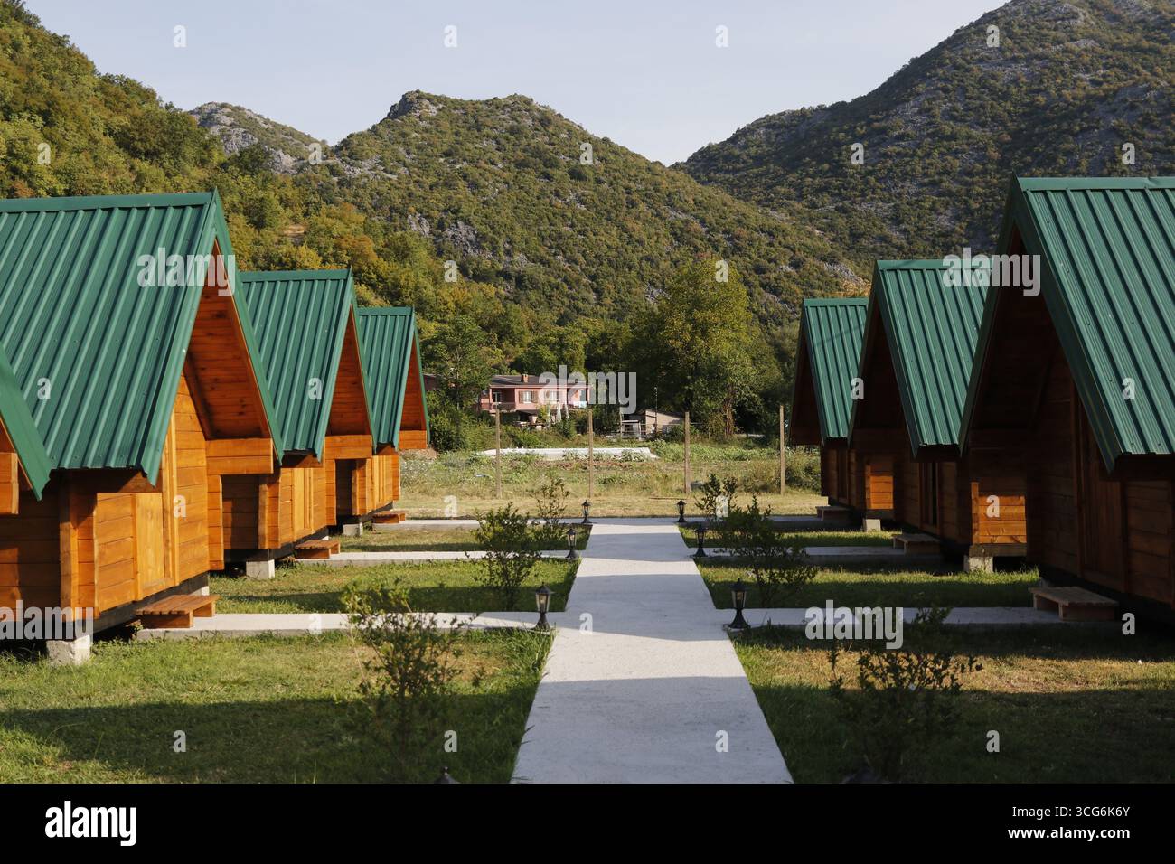 Campeggio River Cabins a Virpazar, Montenegro, situato in un tranquillo paesaggio montano a soli 3,2 km dal Lago di Skadar. Ideale per rifugi nella natura Foto Stock