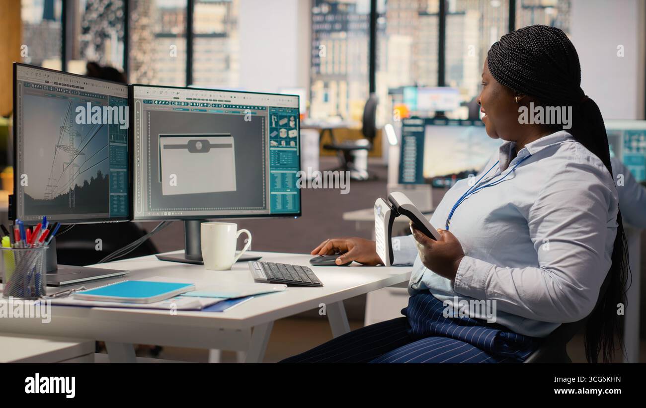 Ingegnere in ufficio che sta valutando un dispositivo basato su energia pulita con tecnologia a celle solari avanzata. Lo specialista RD accende le luci per testare il prototipo di lampada a pannello solare, controllando l'uscita di potenza, telecamera B. Foto Stock