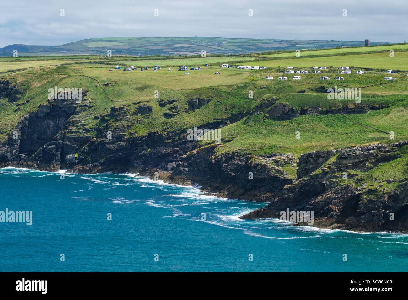 Cornovaglia, Inghilterra, Regno Unito costa della Cornovaglia vicino a Tintagel, Trewethett Farm e Caravan and Motorhome Parking area sullo sfondo. Foto Stock