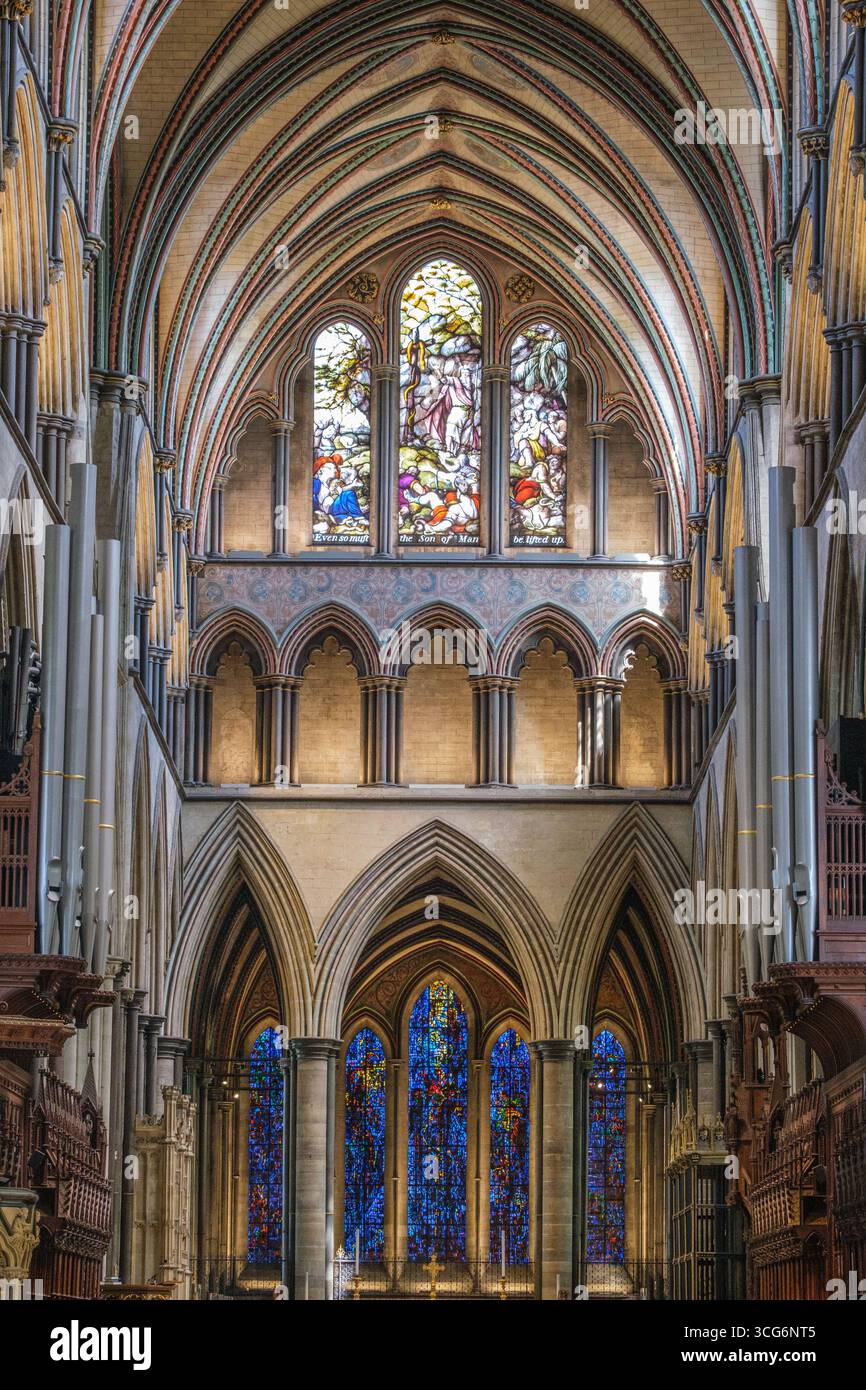 Salisbury, Inghilterra, Regno Unito Cattedrale di Salisbury, vetrate colorate. Foto Stock