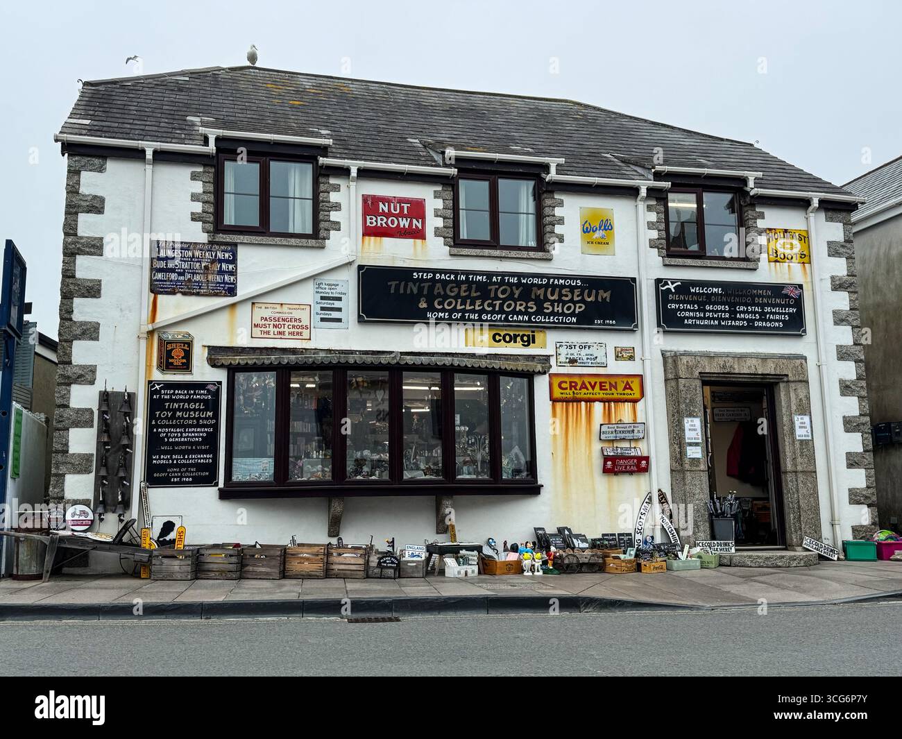 Tintagel, Cornovaglia, Inghilterra, negozio di souvenir del Regno Unito e Curio Shop. Foto Stock