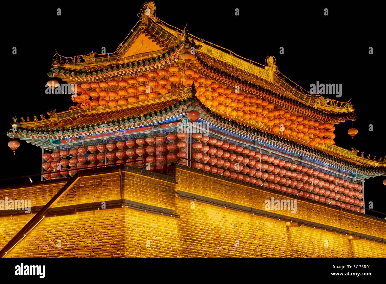Porta della Torre del tamburo di Qufu con molte lanterne rosse illuminate di notte nel centro storico dell'antica città fortificata di Qufu, in Cina Foto Stock