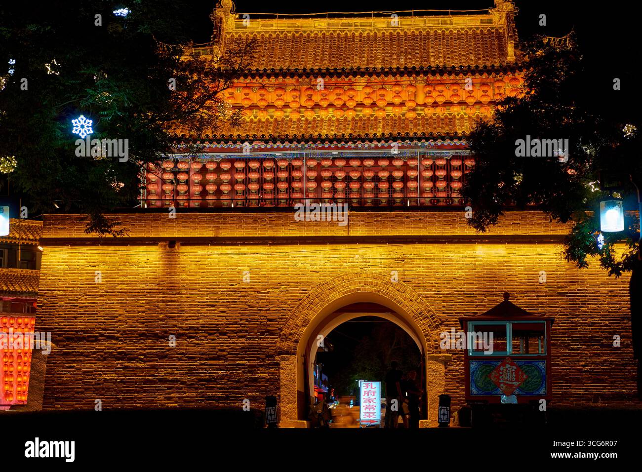 Porta della Torre del tamburo di Qufu nel centro storico dell'antica città fortificata di Qufu, in Cina Foto Stock