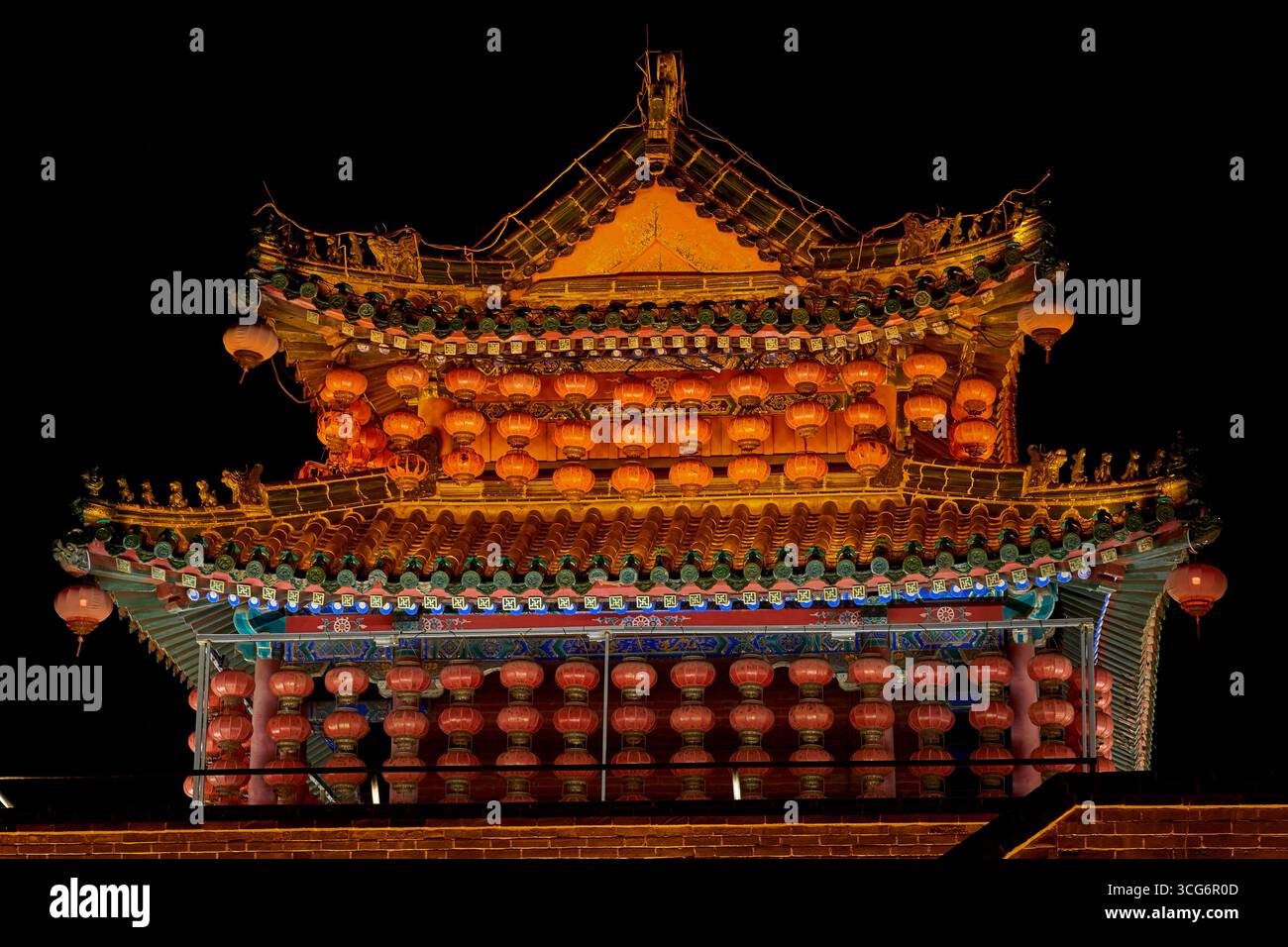 Porta della Torre del tamburo di Qufu nel centro storico dell'antica città fortificata di Qufu, in Cina Foto Stock