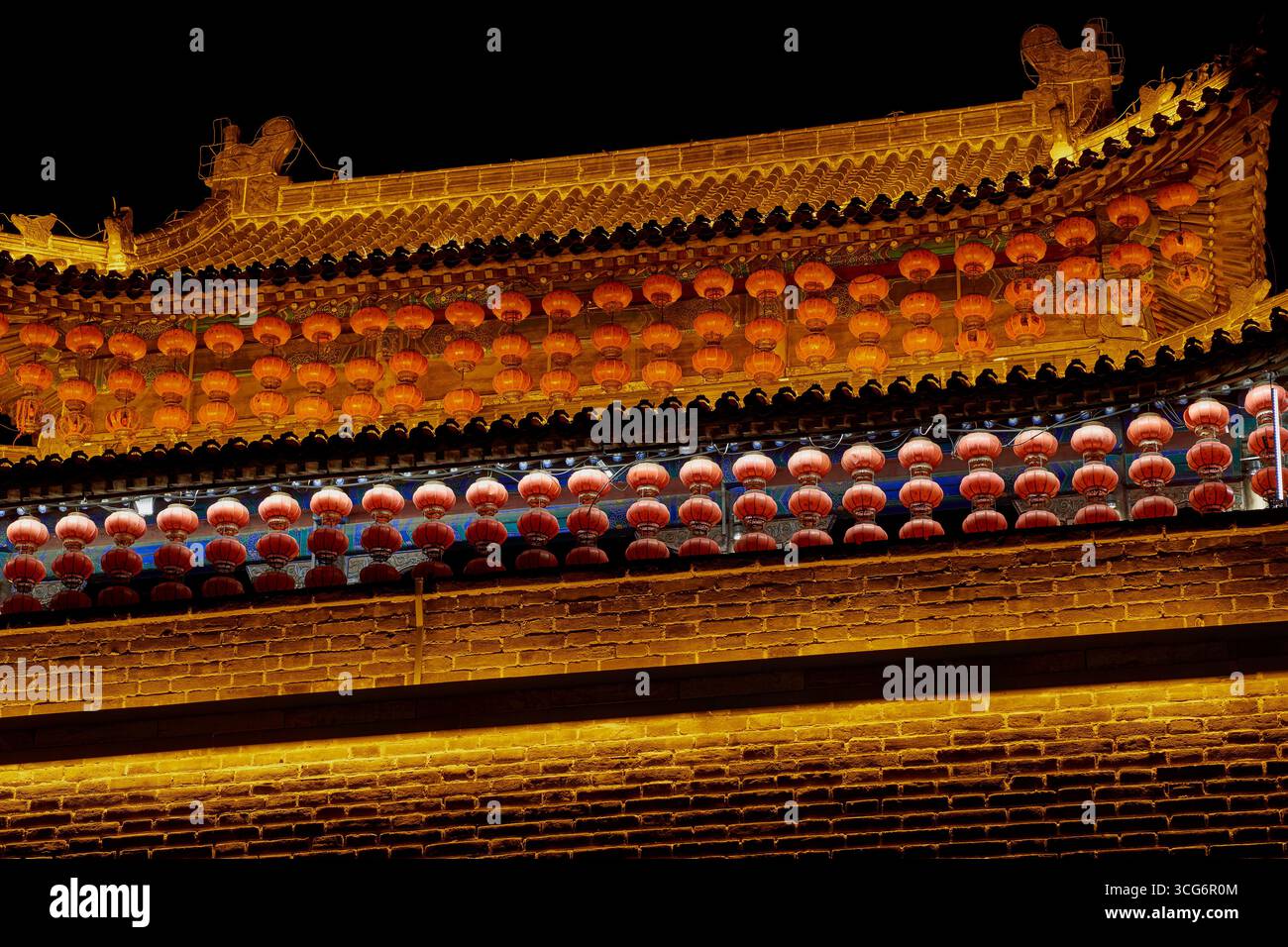 Primo piano della splendida porta della Torre del tamburo di Qufu nel centro storico dell'antica città fortificata di Qufu, in Cina Foto Stock