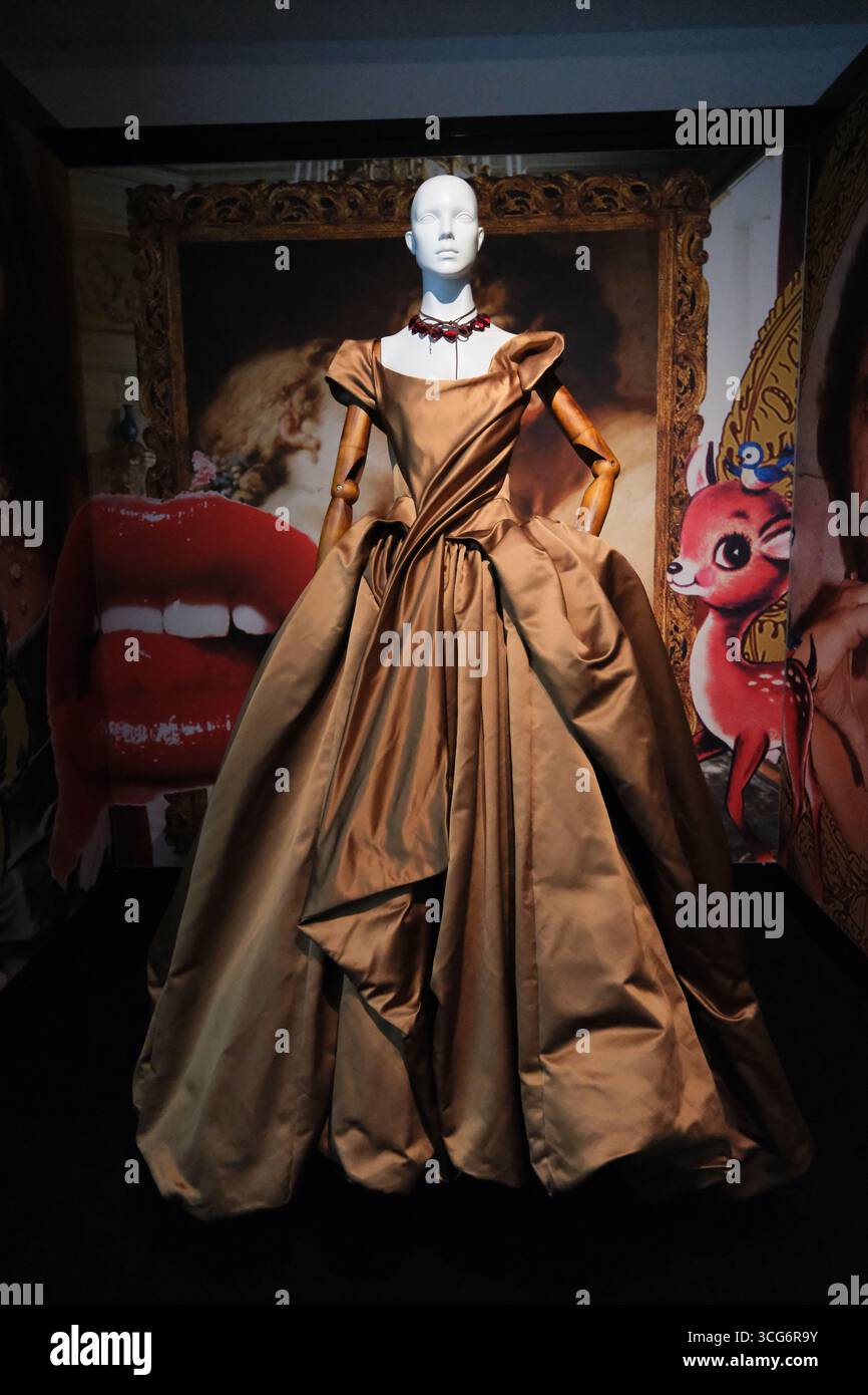 Shanghai, Cina - 2 agosto 2025: Abito Vivienne Westwood in mostra Foto Stock