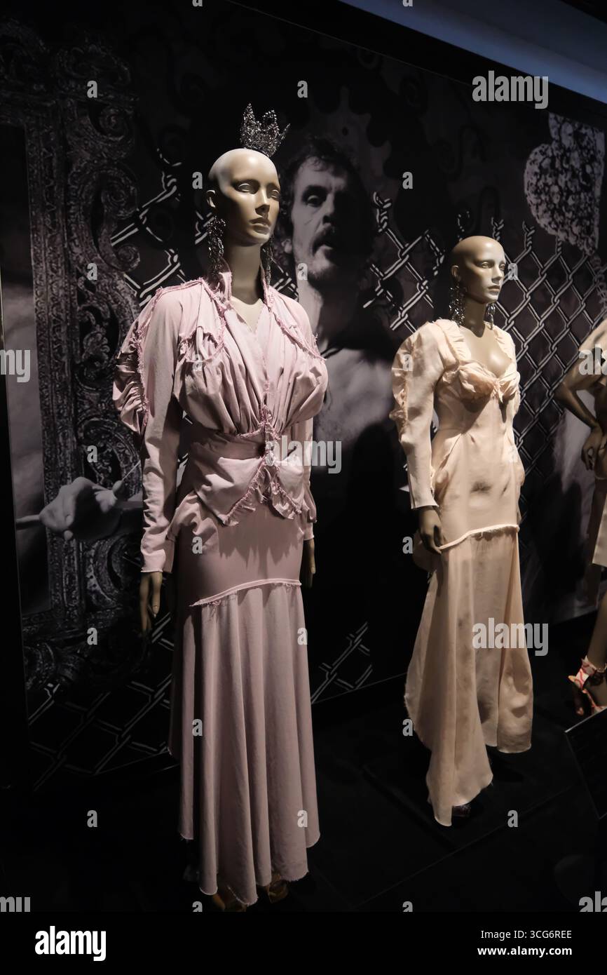Shanghai, Cina - 2 agosto 2025: Abbigliamento alla moda Vivienne Westwood in mostra Foto Stock
