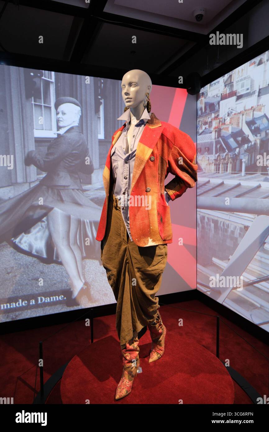 Shanghai, Cina - 2 agosto 2025: Abbigliamento alla moda Vivienne Westwood in mostra Foto Stock