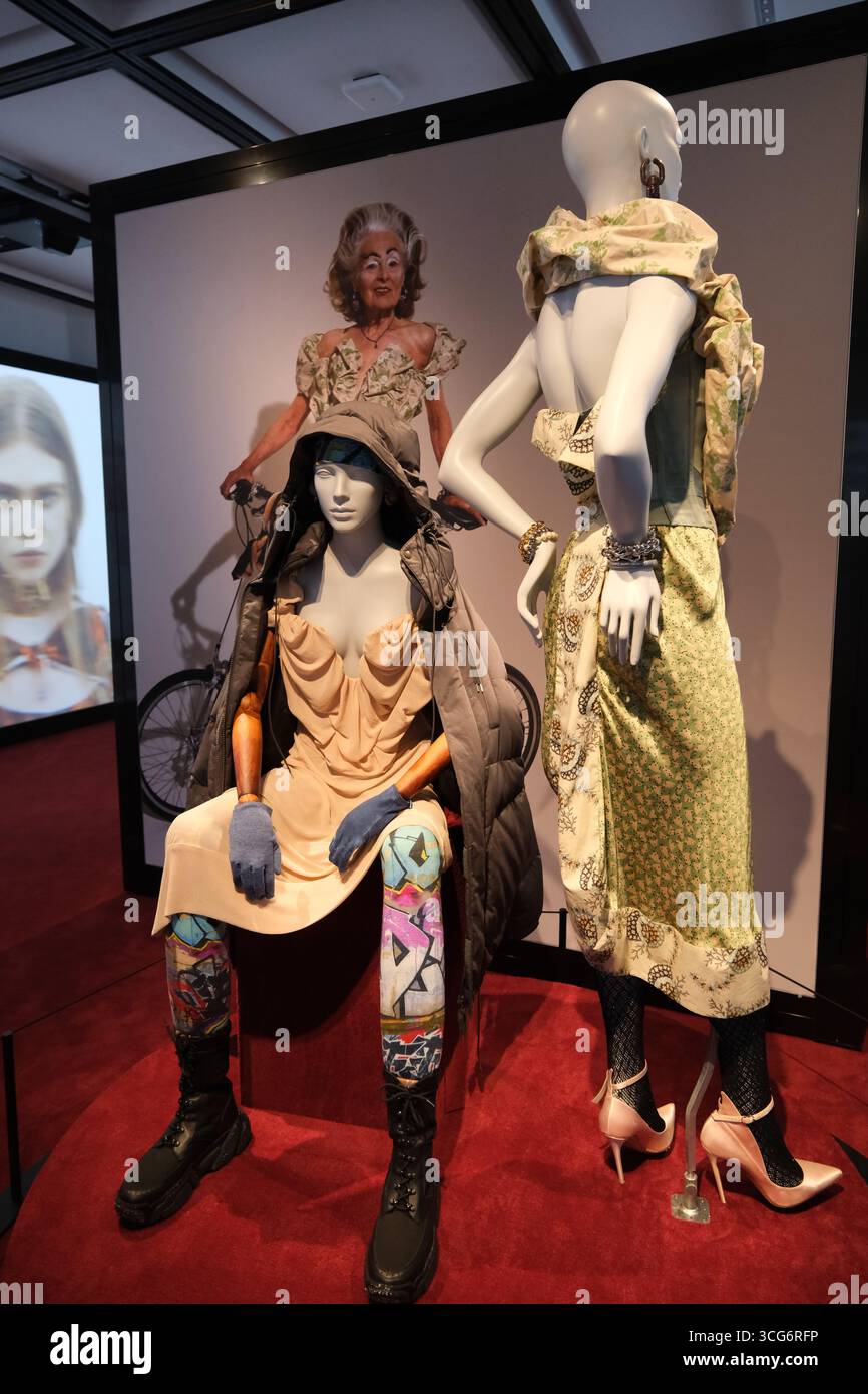 Shanghai, Cina - 2 agosto 2025: Abbigliamento alla moda Vivienne Westwood in mostra Foto Stock
