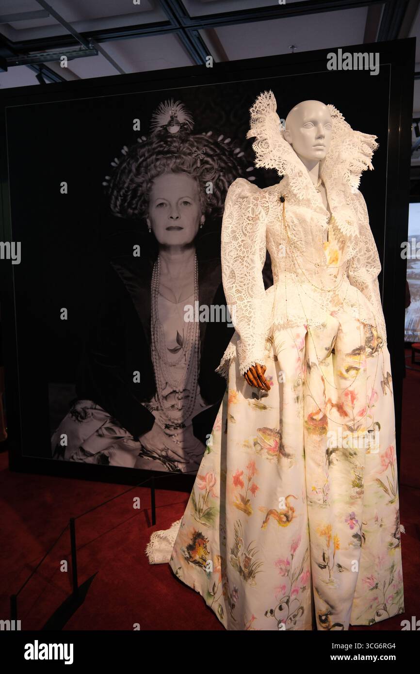Shanghai, Cina - 2 agosto 2025: Abbigliamento alla moda Vivienne Westwood in mostra Foto Stock