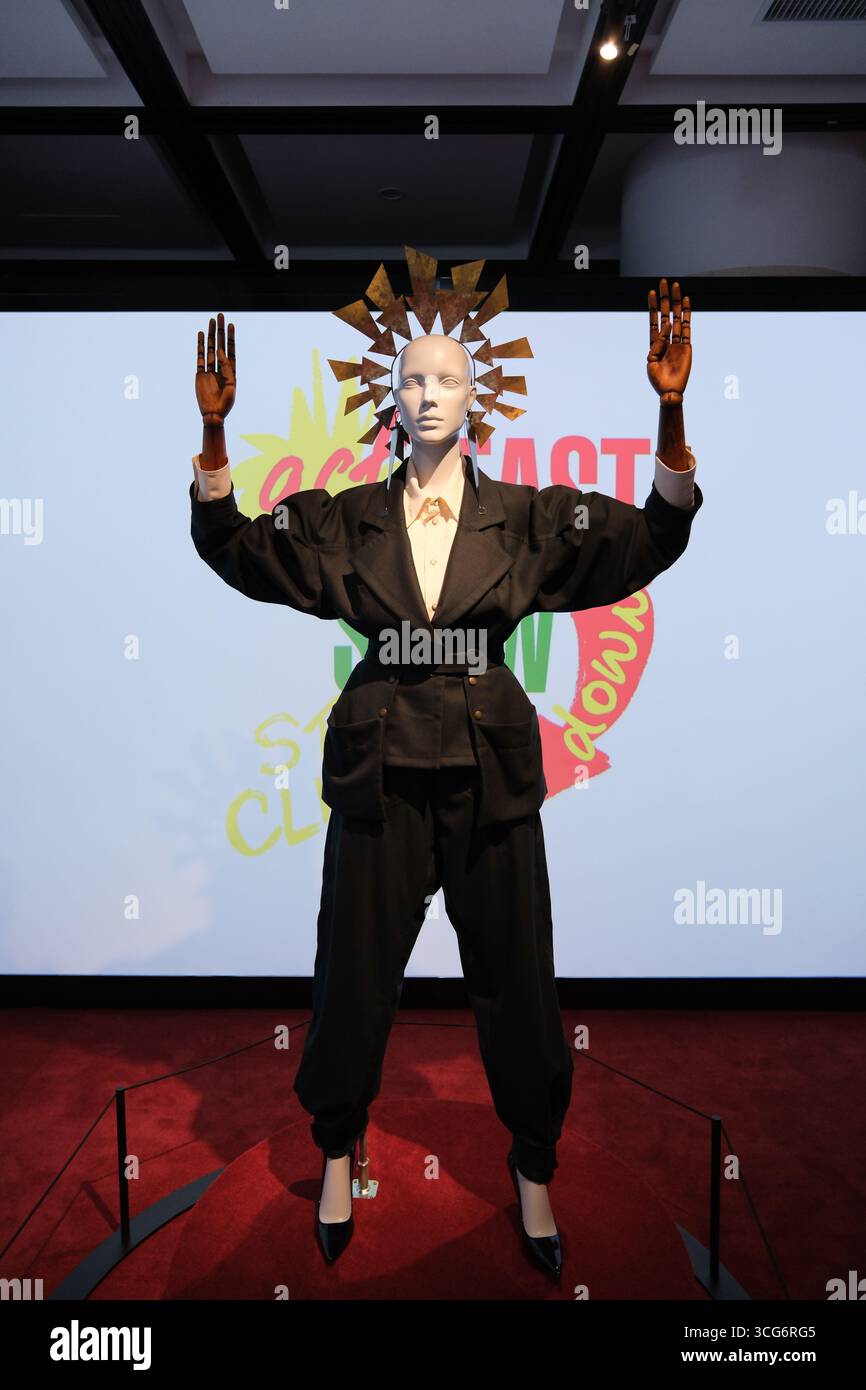 Shanghai, Cina - 2 agosto 2025: Abbigliamento alla moda Vivienne Westwood in mostra Foto Stock