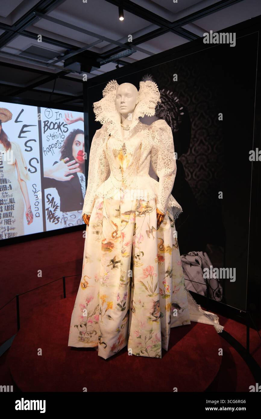 Shanghai, Cina - 2 agosto 2025: Abbigliamento alla moda Vivienne Westwood in mostra Foto Stock