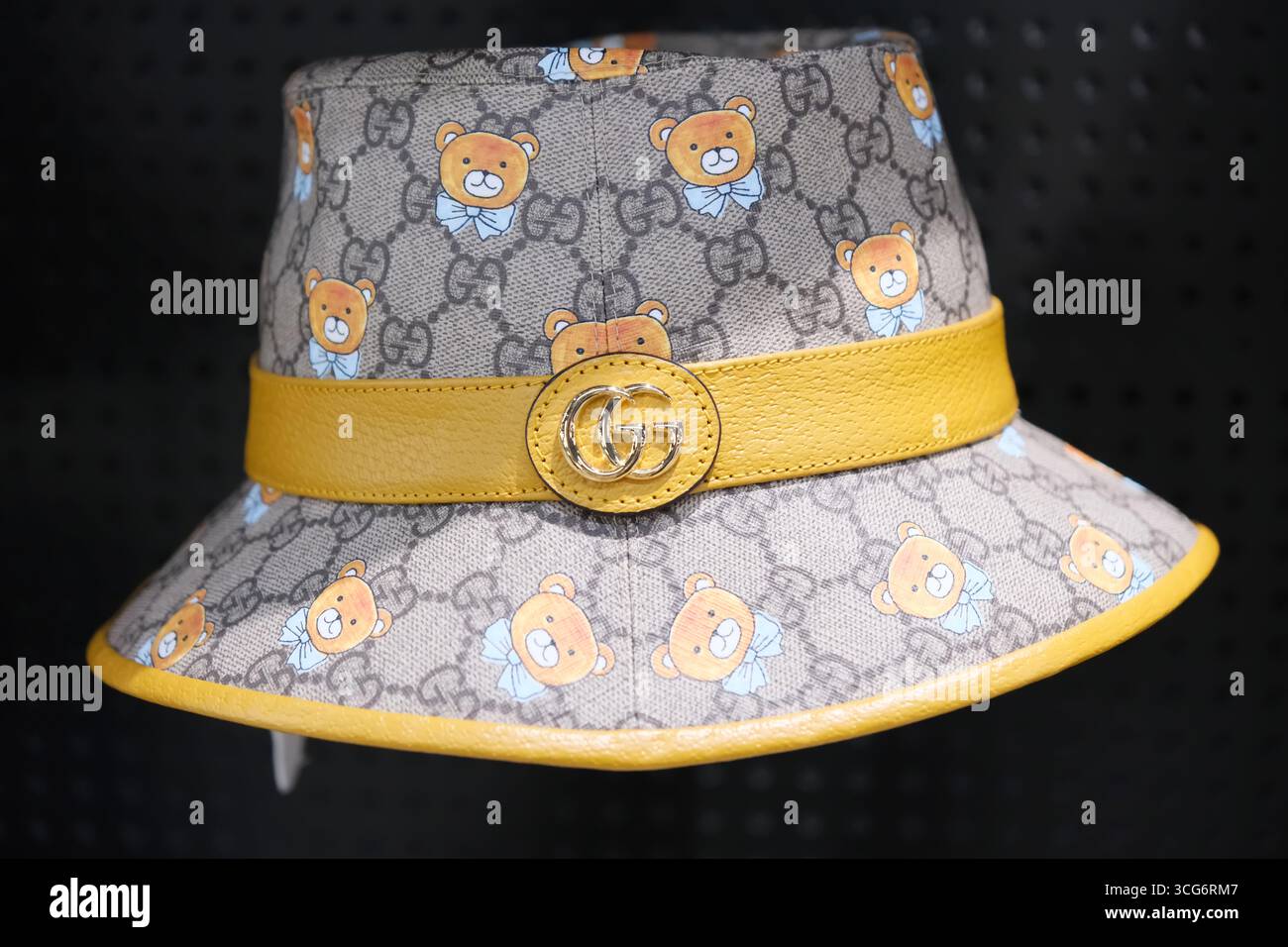 Shanghai, Cina - 26 luglio 2025: Gucci x EXO-KAI GG Supreme Bucket Hat Foto Stock