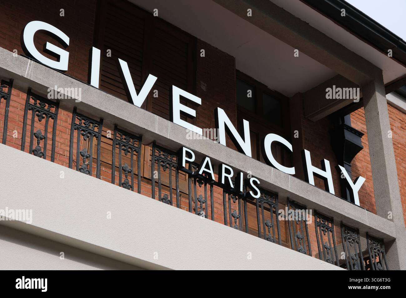 Shanghai, Cina - 19 luglio 2025: Logo del marchio dell'azienda GIVENCHY Foto Stock