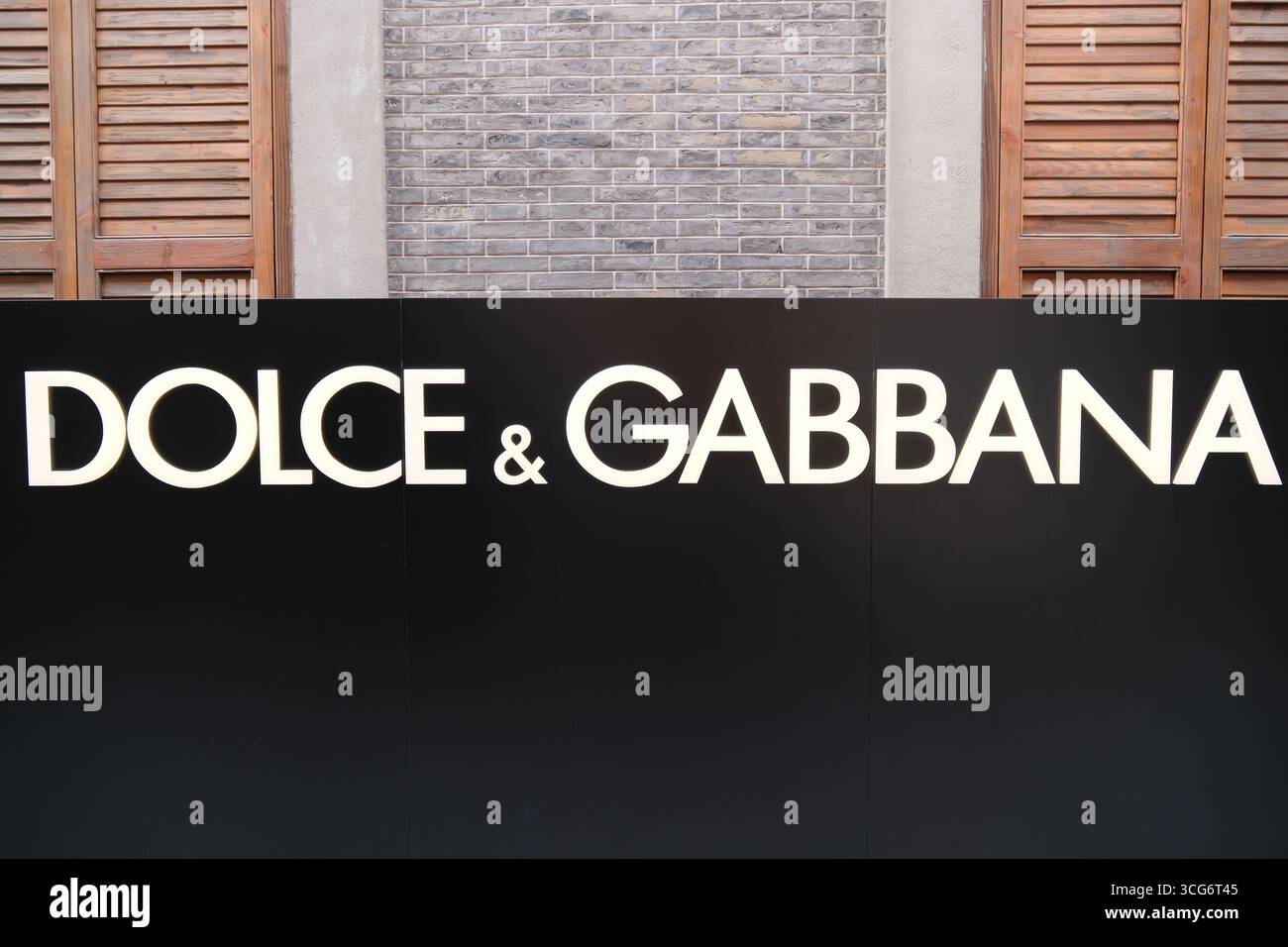 Shanghai, Cina - 19 luglio 2025: Logo del marchio Dolce & Gabbana Foto Stock