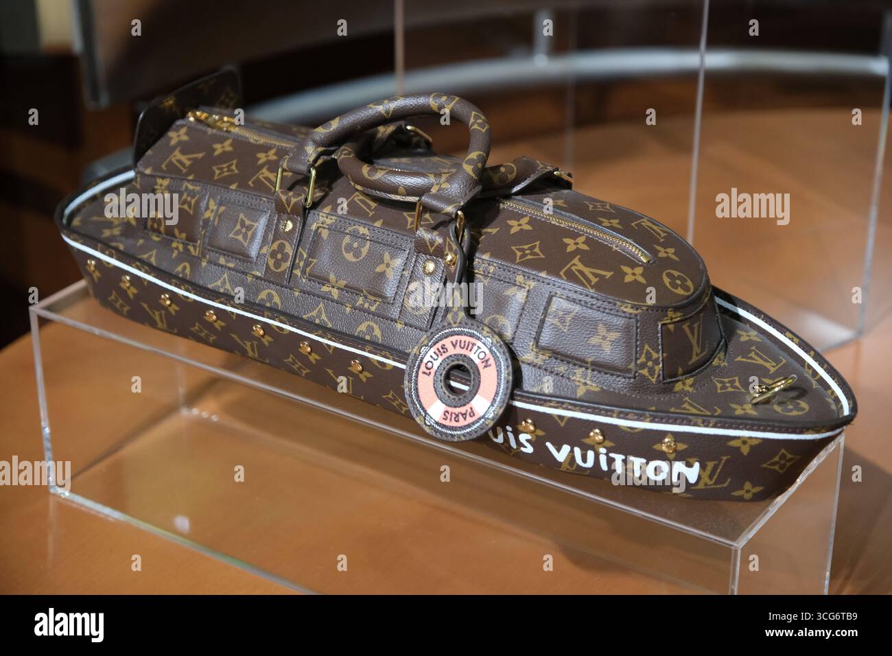 Shanghai, Cina - 17 luglio 2025: Borsa a forma di barca con motivo a monogramma Louis Vuitton Foto Stock