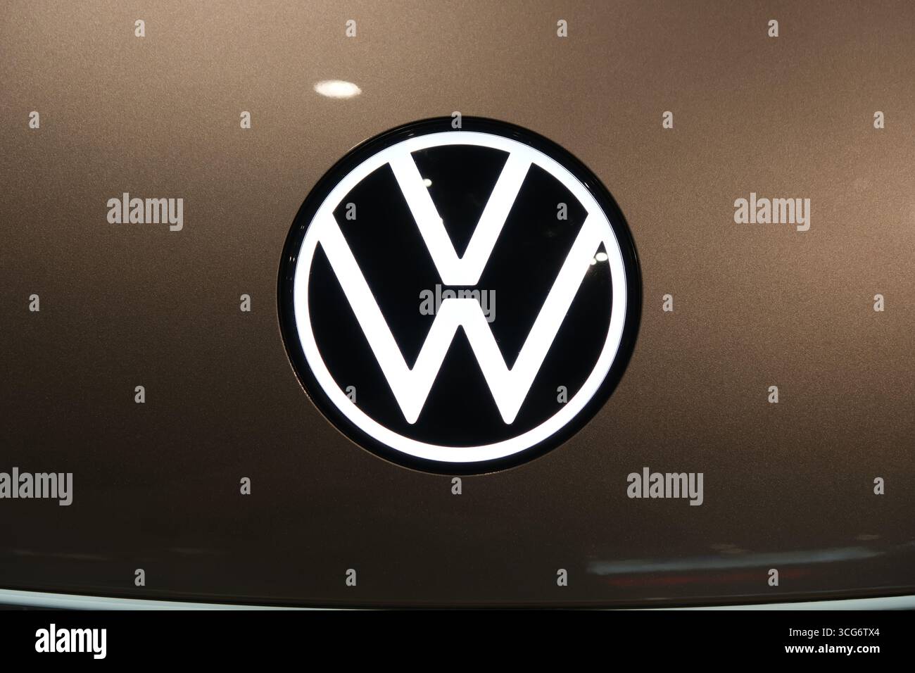 Shanghai, Cina - 28 giugno 2025: Logo Volkswagen car brand Foto Stock