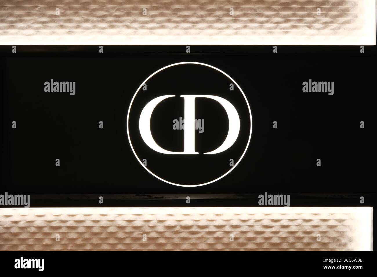 Shanghai, Cina - 21 giugno 2025: Logo del marchio della società DIOR Foto Stock