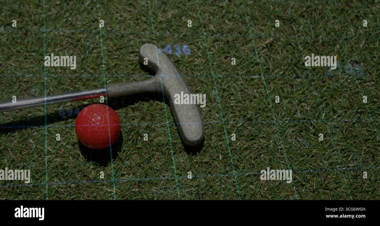 Testa di putter argento poggiata sul putting green, con palla da golf rossa e linee di allineamento Foto Stock Testa di putter argento poggiata sul putting green, con palla da golf rossa e linee di allineamento Foto Stock