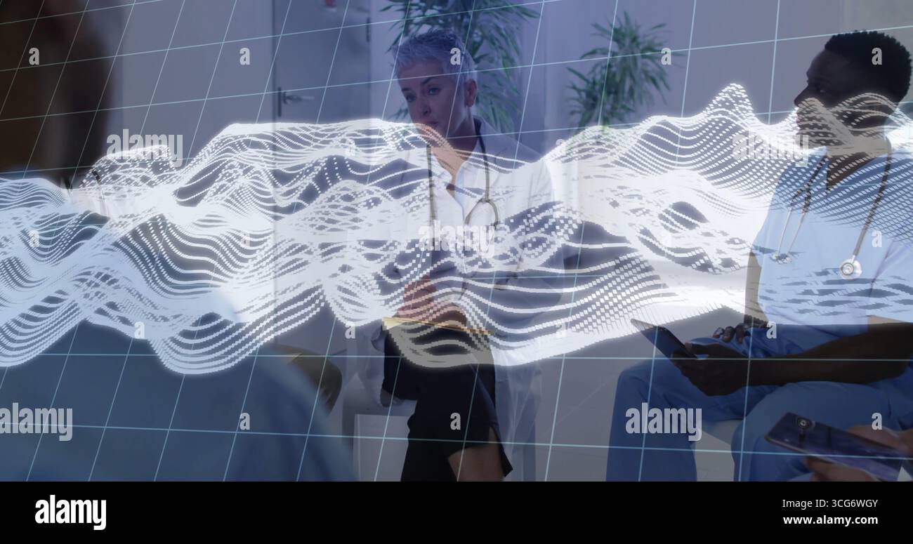 Team medico che collabora indossando scrub che rivedono i dati in ufficio con stetoscopi e compresse Foto Stock