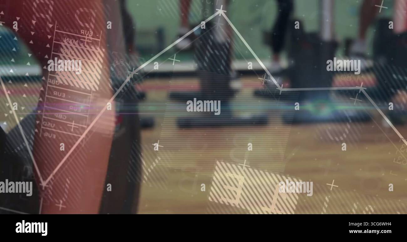 Gruppo di stepping di adulti che si allenano in una sala fitness, con ruota per bicicletta e sovrapposizioni di dati Foto Stock