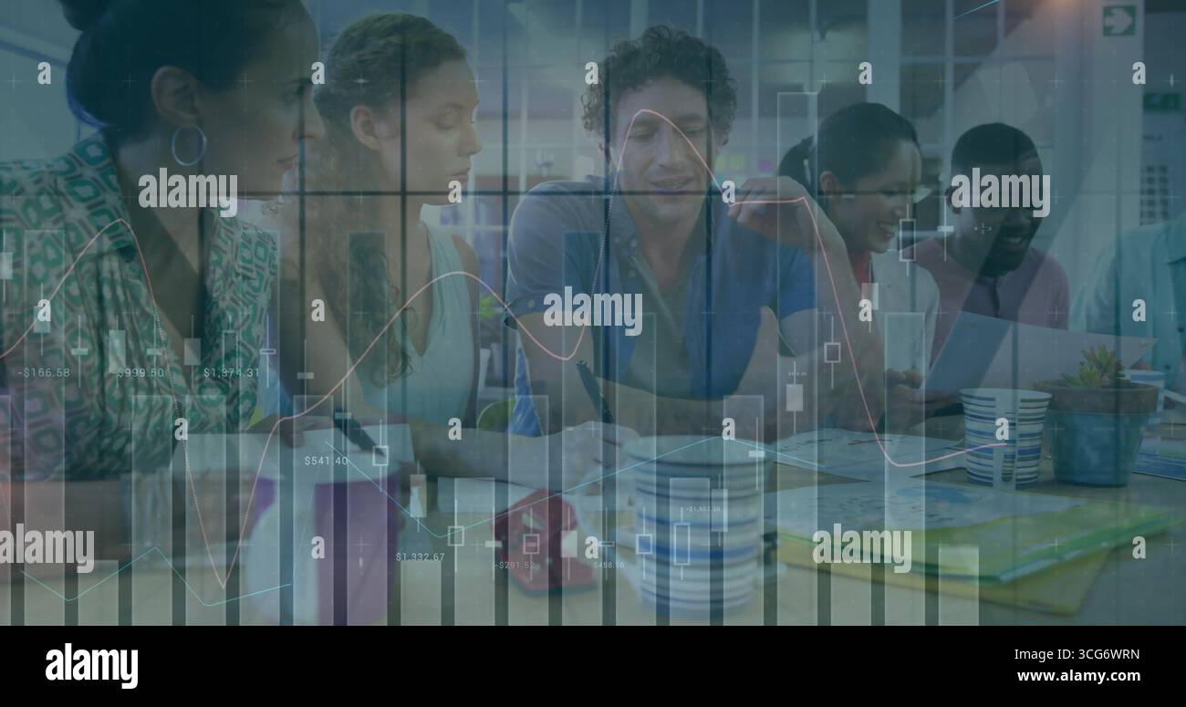 I colleghi che esaminano i fogli di calcolo nella sala riunioni con grafici succulenti e digitali Foto Stock
