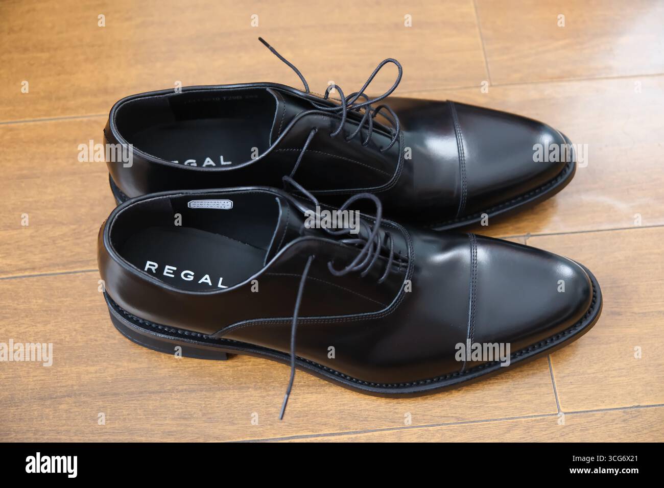Shanghai, Cina - 14 giugno 2025: Scarpe in pelle di marca REGAL Foto Stock