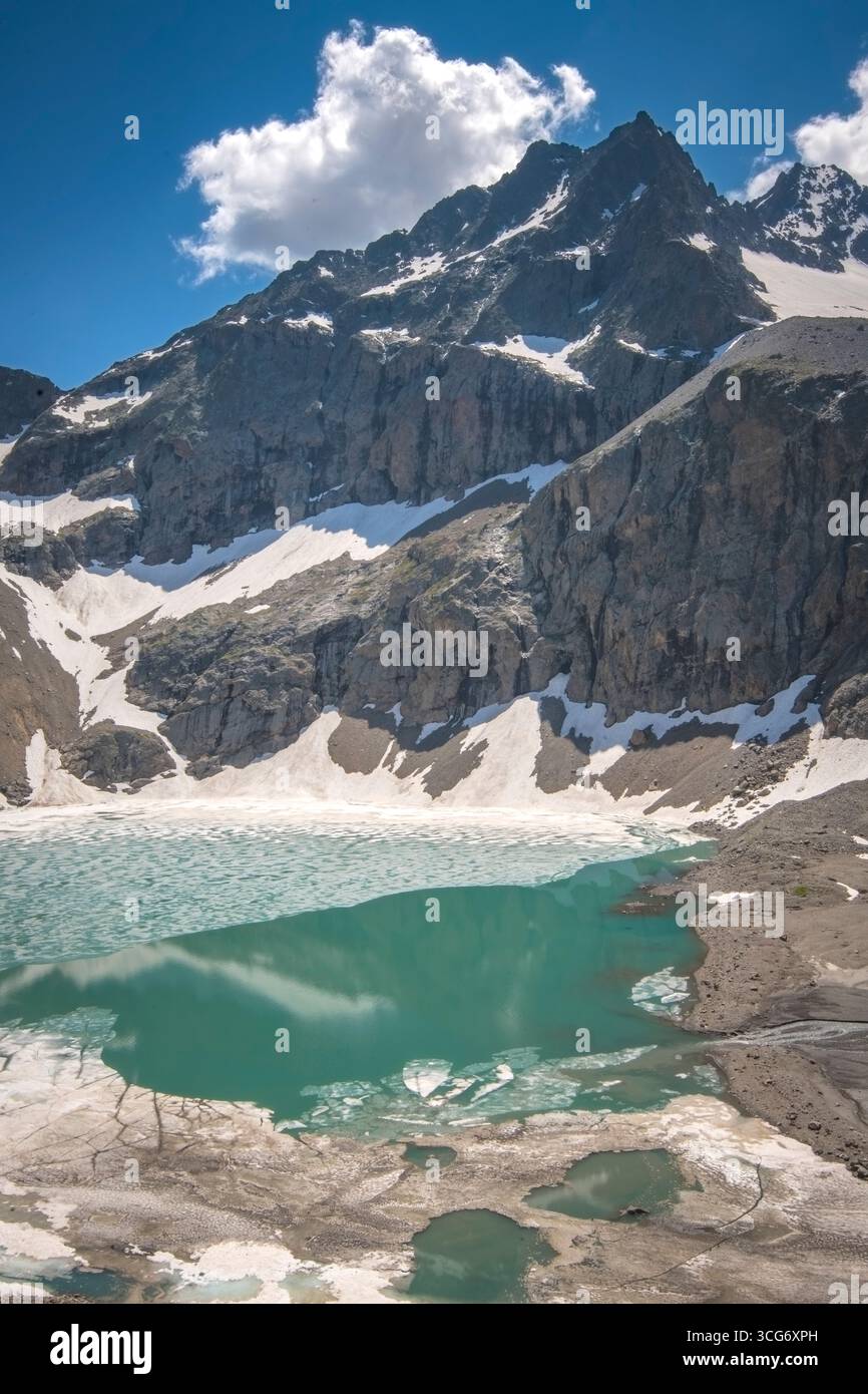 LAC de l'Eychauda, Vallouise-Pelvoux, Francia il lago Eychauda è un lago naturale di origine glaciale, formato dal ritiro del ghiacciaio Séguret Foran è alimentato dal Torrent des Oules, l'acqua di fusione del ghiacciaio. Si scongela solo per pochi mesi durante un periodo estivo molto breve. Il lago può essere raggiunto attraverso un'escursione attraverso la magnifica valle di Eychauda, ai margini del Parco Nazionale di Écrins, Hautes-Alpes, Francia. Foto Stock