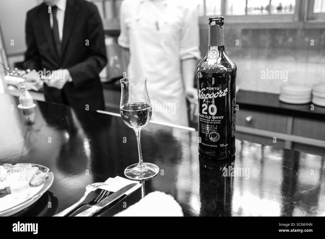 Bottiglia di vino Porto Niepoort della durata di 20 anni in un'atmosfera raffinata al Pontocho Misoguigawa, ristorante francese, Nakagyo Ward, Kyoto, Kansai, Honshu, Japa Foto Stock