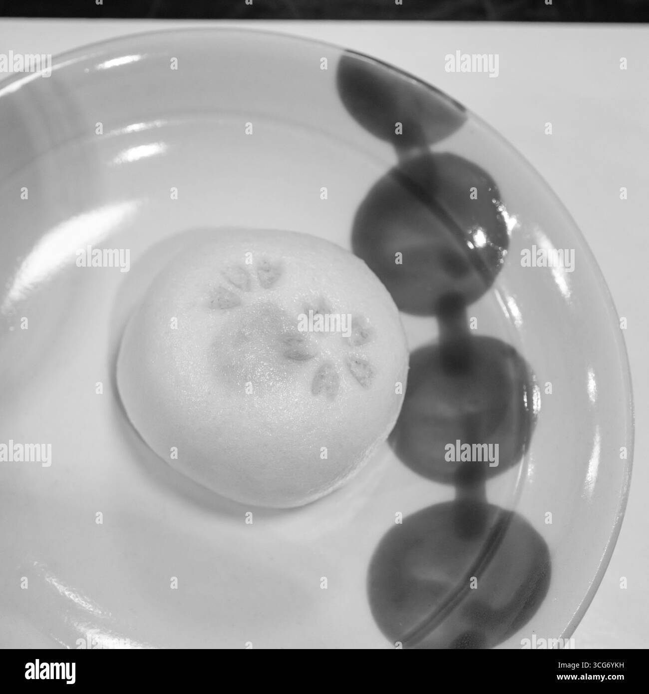 Tradizionale dolce giapponese su un piatto a motivi, che propone cucina culturale prima dell'inizio del 151° Miyako odori al teatro Gion Kōbu Kaburenjō, Foto Stock