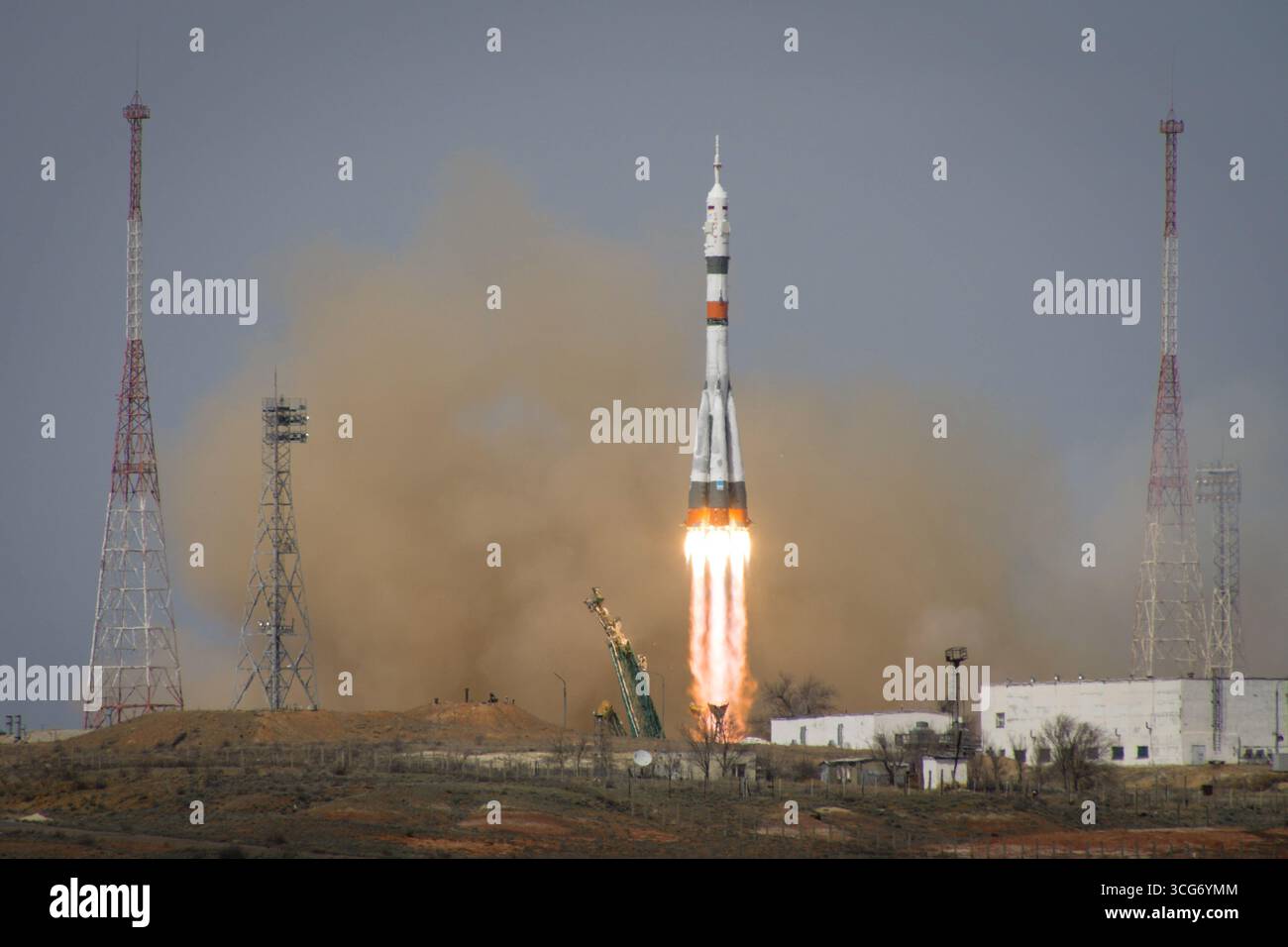 Il Sojuz MS-16 si solleva dal sito 31 presso il cosmodromo di Baikonur in Kazakistan giovedì 9 aprile 2020 inviando in orbita i membri dell'equipaggio della Expedition 63 Chris Cassidy della NASA e Anatoly Ivanishin e Ivan Vagner di Roscosmos per un volo di sei ore verso la stazione spaziale Internazionale e l'inizio di una missione di sei mesi e mezzo. Il calore dei motori a razzo ha lasciato un brivido nell'aria intorno al lancio. Una versione ottimizzata di un'immagine originale della NASA: Credito: NASA/VZelentsov Foto Stock