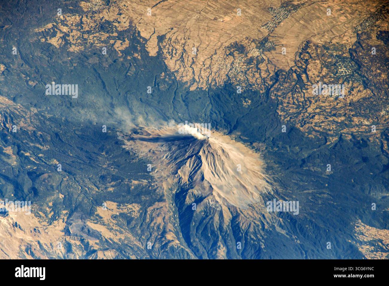 Il vulcano attivo di Popocatépetl ha fotografato dalla stazione spaziale Internazionale mentre orbitava a 261 miglia sopra il Messico centrale. 25 gennaio 2021 credito: Roscosmos Foto Stock