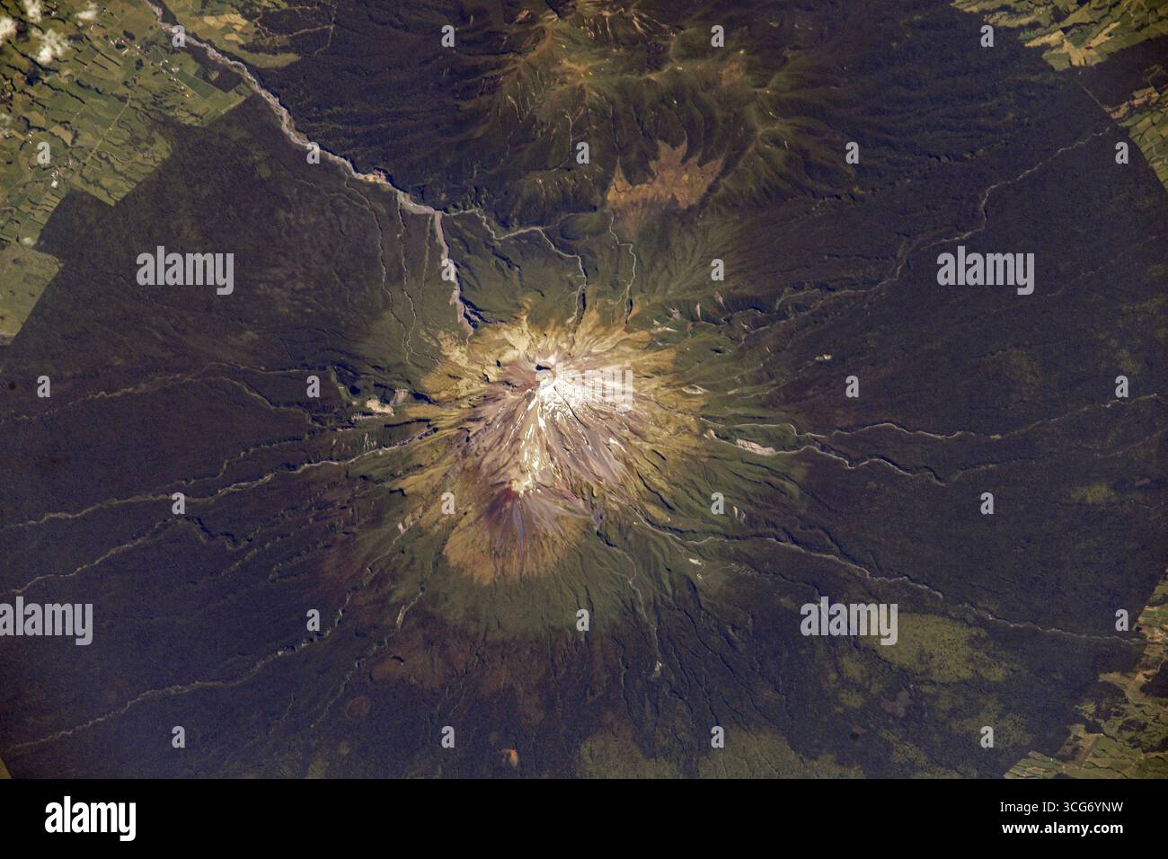 Il Monte Taranaki fotografato dalla stazione spaziale Internazionale (ISS) il 25 gennaio 2021, è stato catturato dai cosmonauti a bordo della navicella spaziale russa Sojuz MS-17. Preso da un'altitudine di circa 268 miglia (432 chilometri). Il Monte Taranaki è uno stratovulcano dormiente situato sull'Isola del Nord della nuova Zelanda. La vetta innevata si distingue contro il paesaggio verde circostante, offrendo una vista spettacolare della montagna dallo spazio una versione ottimizzata di un'immagine originale della NASA: Credit: Roscosmos Foto Stock