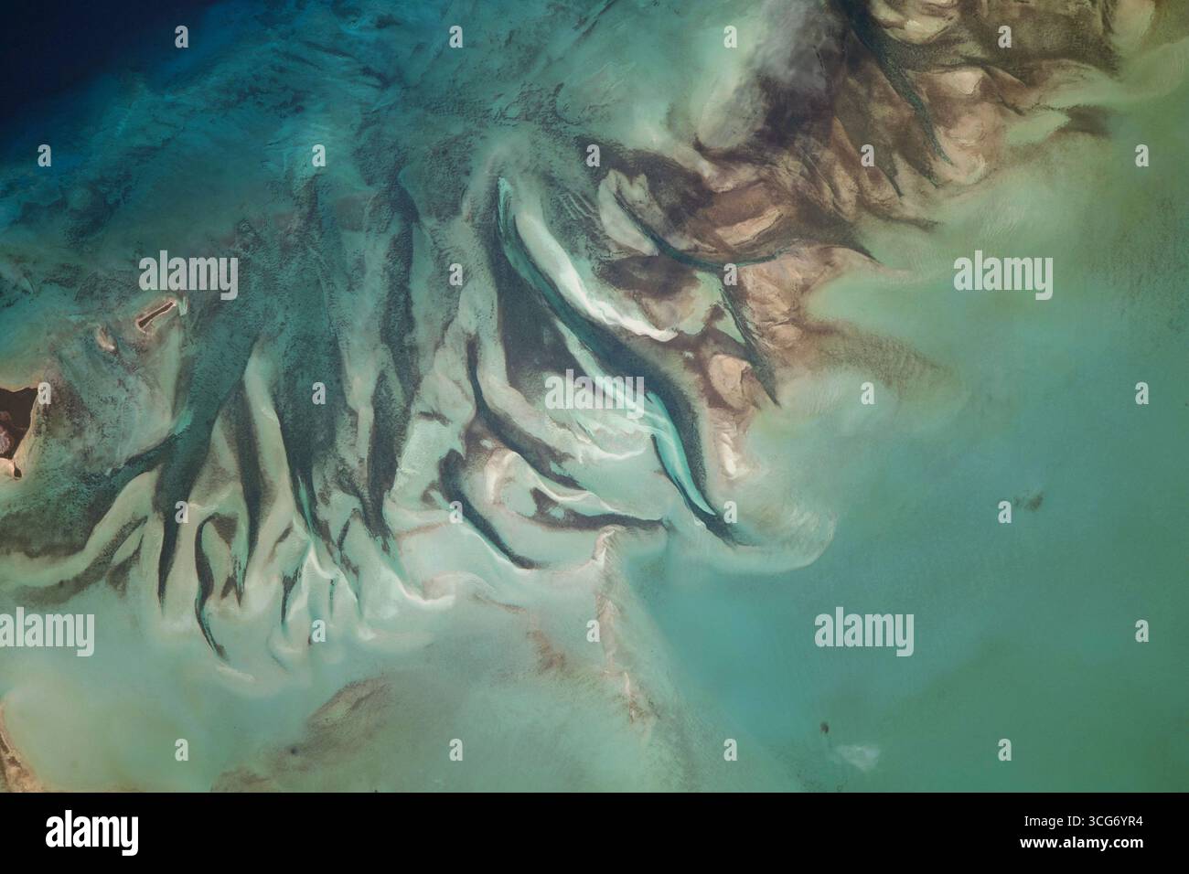 Una parte delle Bahamas al largo della costa atlantica della Florida, Stati Uniti, è raffigurata dalla stazione spaziale Internazionale mentre orbitava a 262 miglia sopra. 15 agosto 2023 una versione ottimizzata di un'immagine originale della NASA: Credit: NASA/WHoburg. Foto Stock