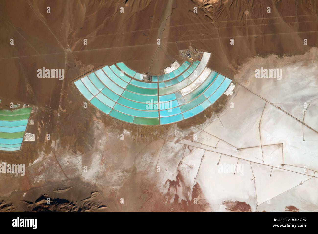 Le attività minerarie del litio sono illustrate nel nord dell'Argentina dalla stazione spaziale Internazionale, mentre orbitava a 266 miglia sopra il continente sudamericano. Una versione ottimizzata di un'immagine originale della NASA: Credito NASA/AMogensen Foto Stock