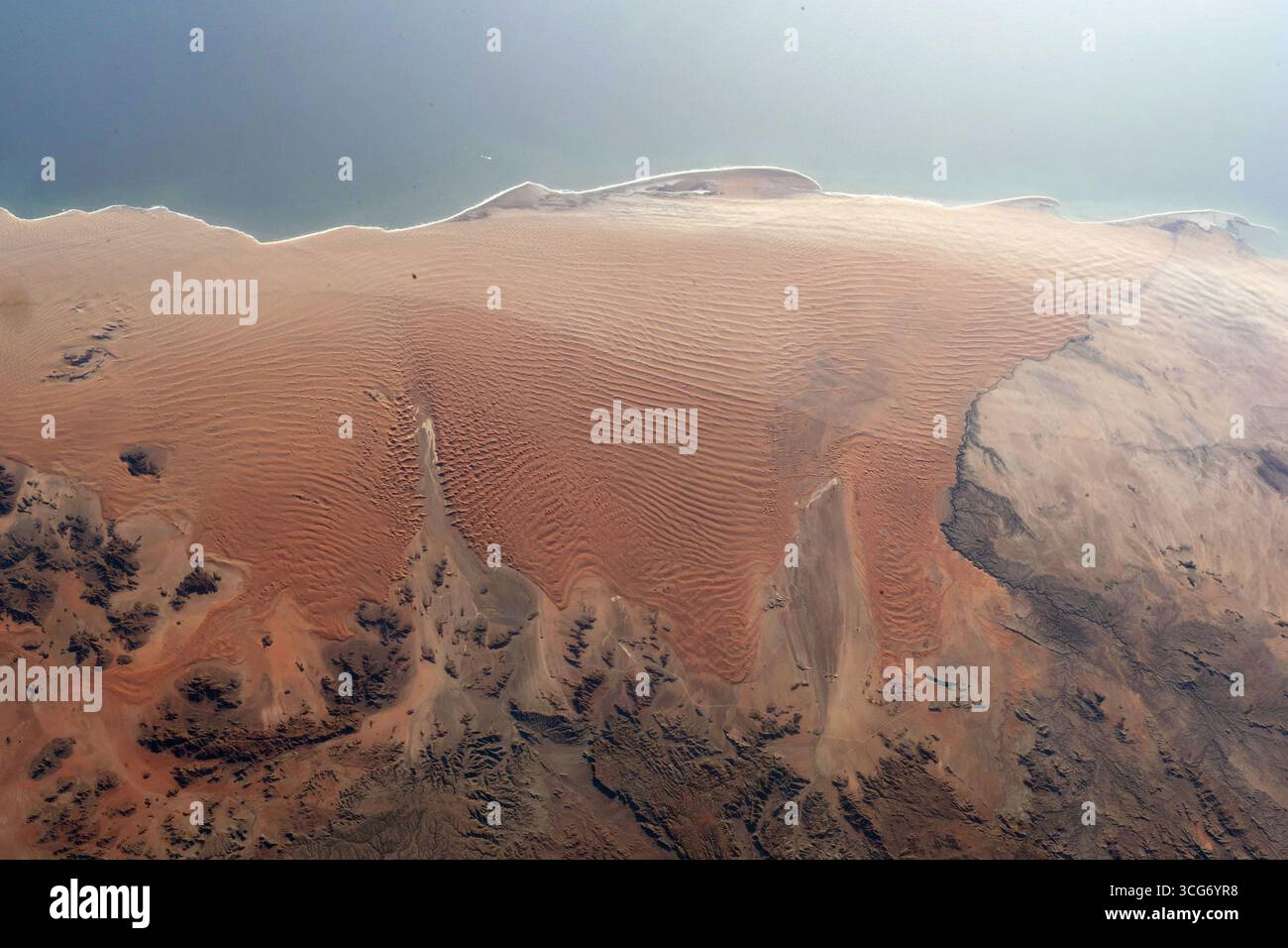 Il deserto del Namib sulla costa atlantica della Namibia nel continente africano è raffigurato dalla stazione spaziale Internazionale mentre orbitava 263 miglia sopra. 11 settembre 2023 una versione ottimizzata di un'immagine originale della NASA: Credit NASA/AMogensen Foto Stock