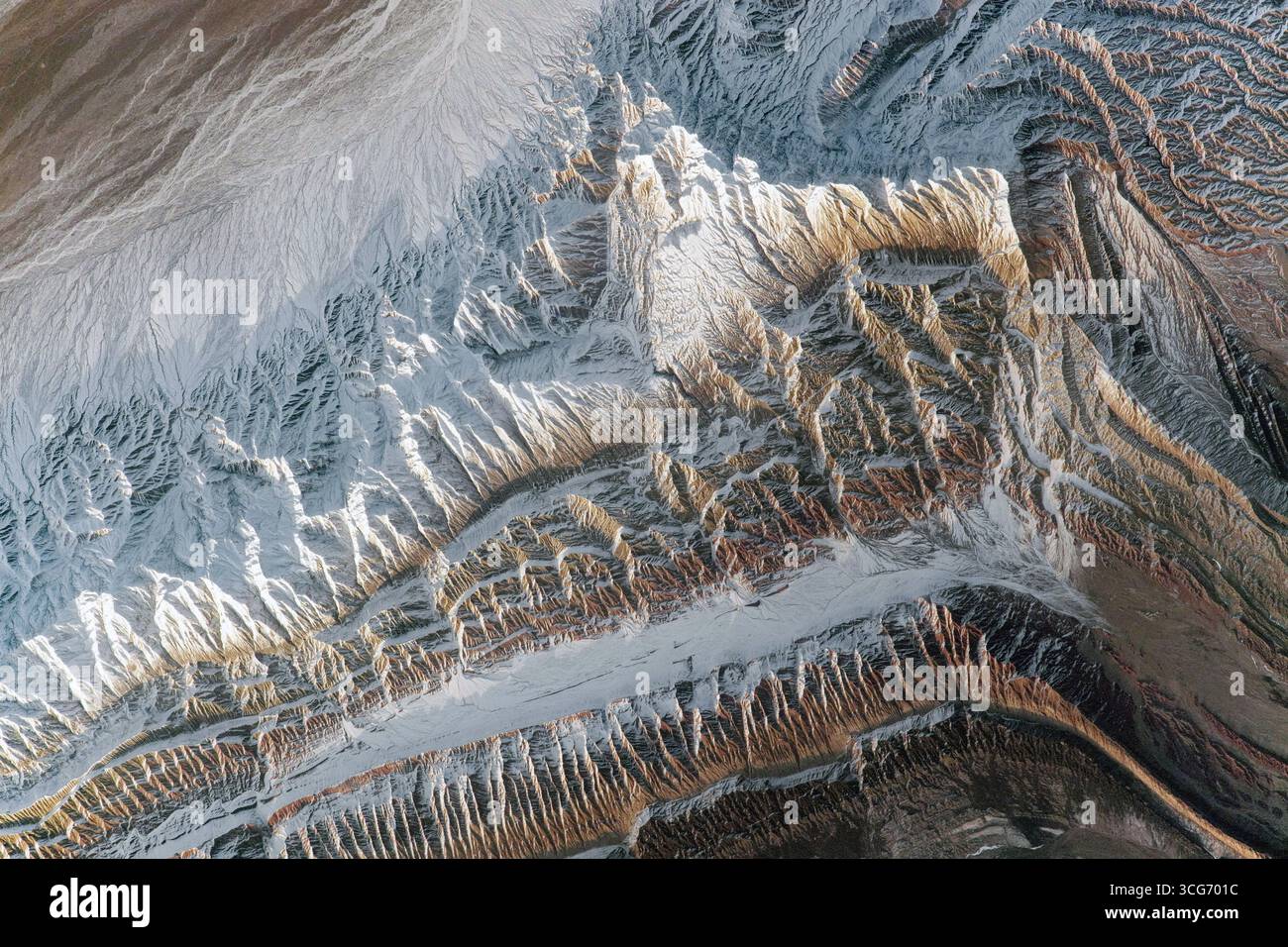 I ghiacciai delle Montagne Celestiali cinesi su queste montagne paradisiache sono una fonte di acqua dolce per gli agricoltori dell'Asia centrale. L'immagine è stata scattata da un membro della Expedition 66 Crew, stazione spaziale Internazionale, 9 febbraio 2022. Una versione ottimizzata di un'immagine originale della NASA: Credit: NASA Foto Stock